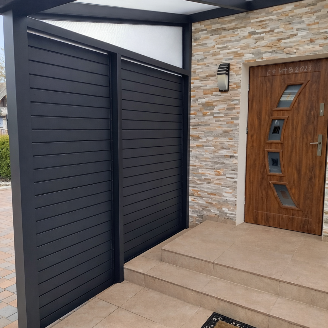 Zadaszenie wejścia do domu w Przedmieściu Szczebrzeszyńskim z poliwęglanem i bocznymi lamelami