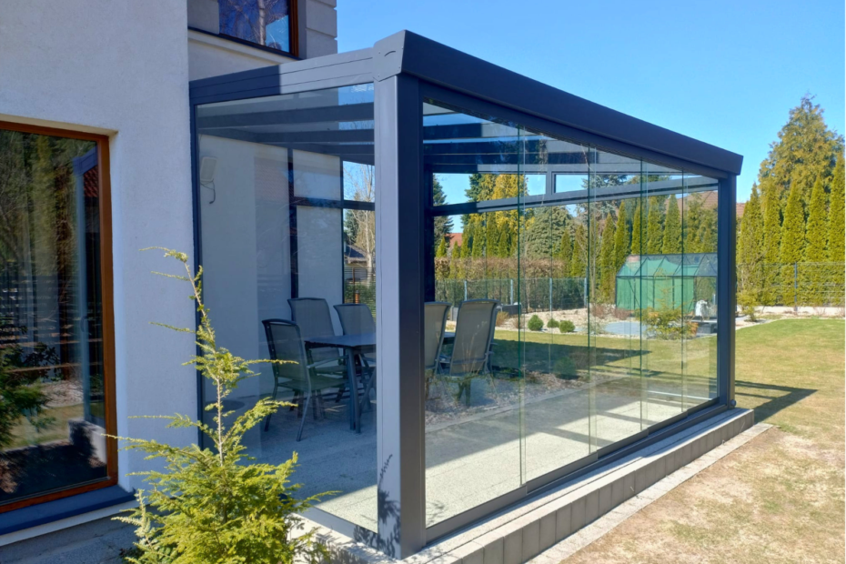 Zadaszenie tarasu z zabudową bezramową Węglin Północny szkło 10 mm