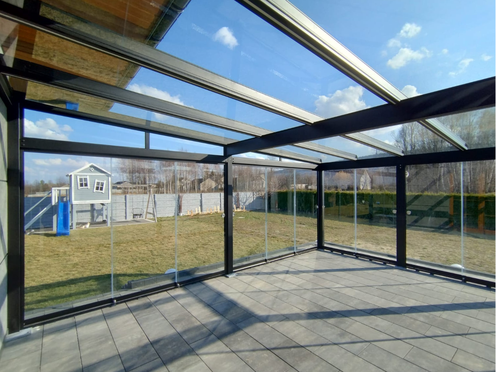 Duże zadaszenie tarasu 400x600 Mirocice szkło zabudowa rolety